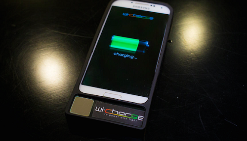 　　在1893年的哥伦比亚博览会上，尼古拉·特斯拉曾隔着一个房间的距离，点亮了一枚电灯泡。随后他宣称，借助一个由铁塔和气球组成的系统，他可以将电力传输到全世界。尽管后项目以失败告终，但他所构想的无线充电，却给后人带来了无限的灵感和机会。