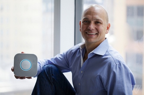 一度沉沦的谷歌眼镜，近日因为素有“iPod之父”之称的托尼?法德尔（Tony Fadell） 在BBC的一次采访中所言的谷歌并非主动将谷歌眼镜相关事务交给自己，而自己是毛遂自荐而再次引发业内的关注。当然这个关注与其说是对谷歌眼镜，不如说是对法德尔之前在苹果主导iPod和iPhone产品以及之后创办智能恒温器Nest公司经历和能力的关注。那么法德尔真的可以拯救沉沦中的谷歌眼镜吗?